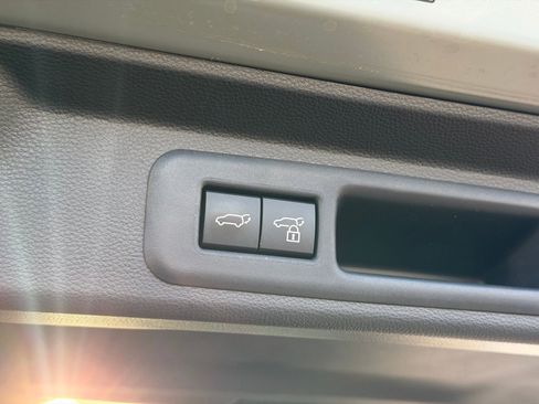 Used 2025 Toyota Sequoia Platinum AWD/4WD image 37