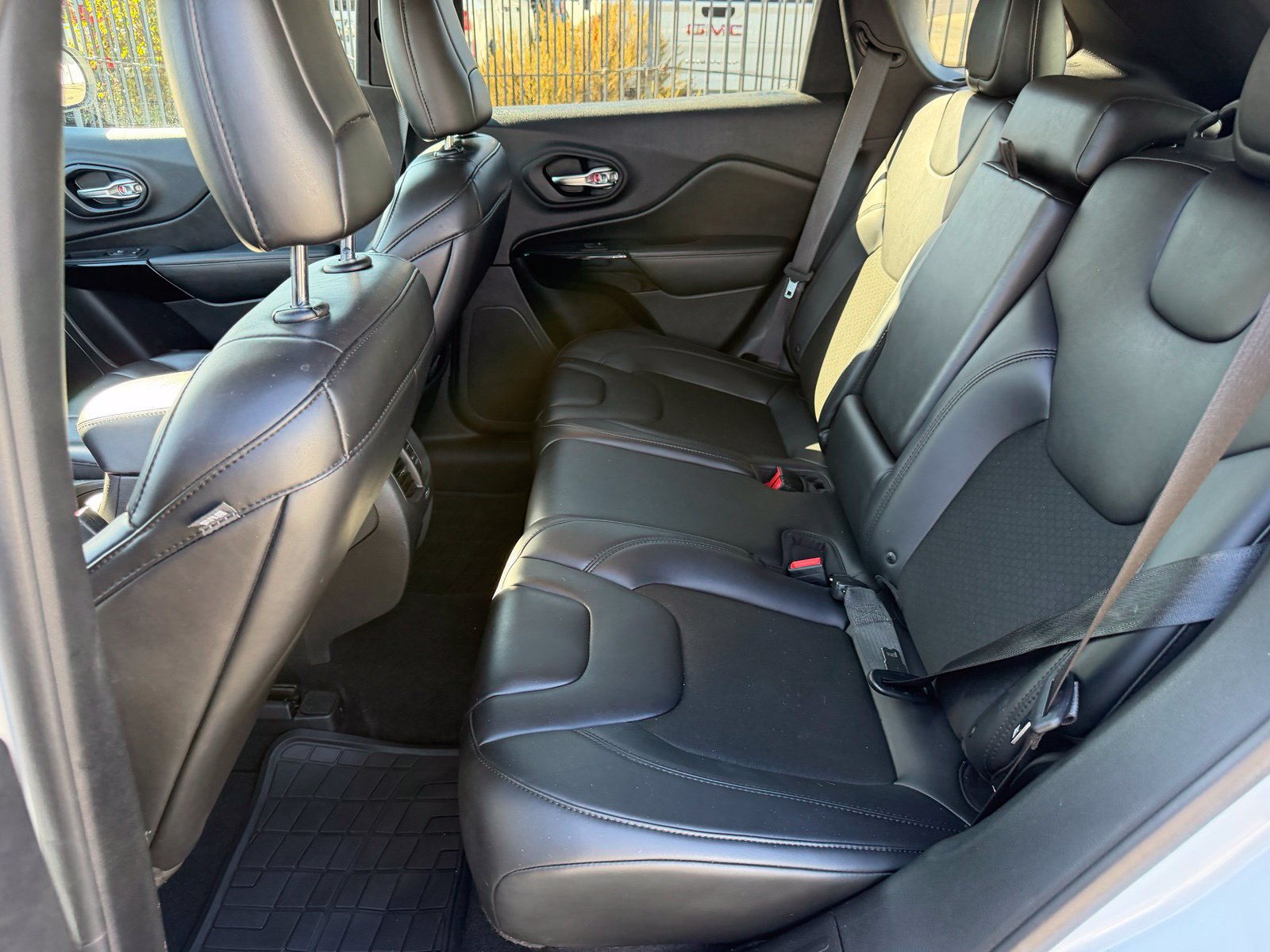 Used 2019 Jeep Cherokee Latitude Plus AWD/4WD image 13