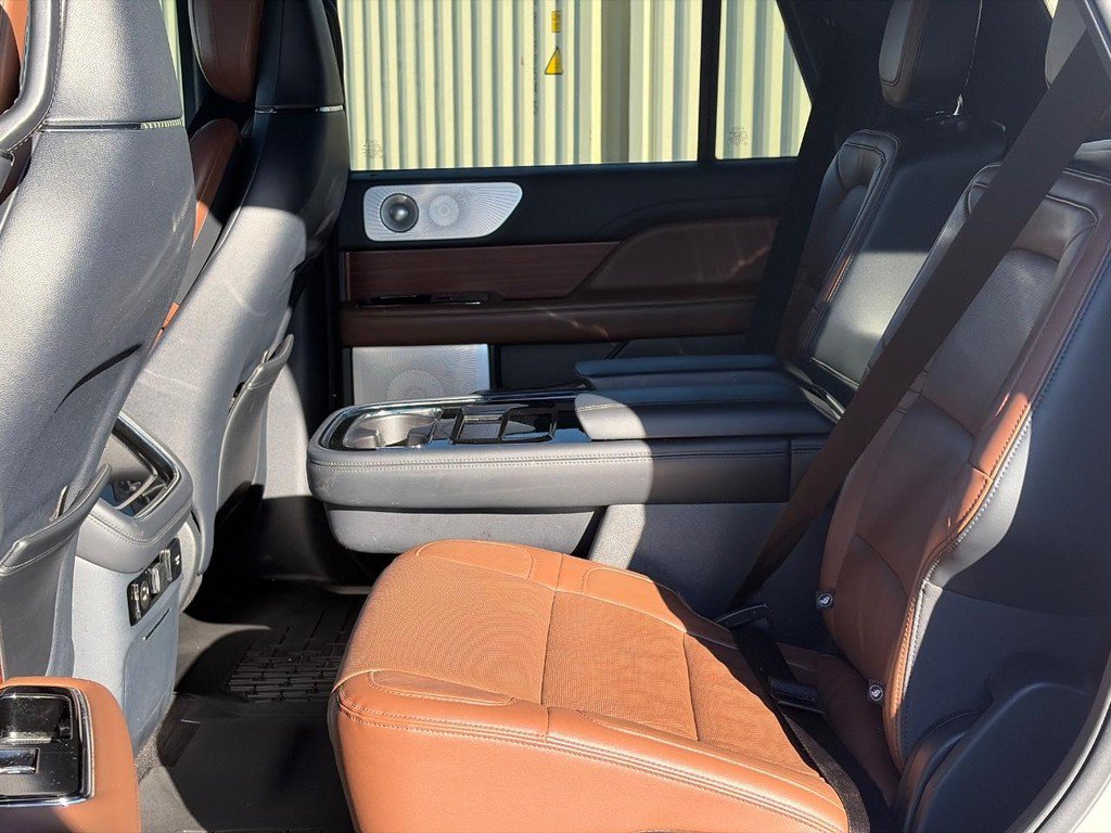 Used 2023 Lincoln Navigator Reserve AWD/4WD image 11
