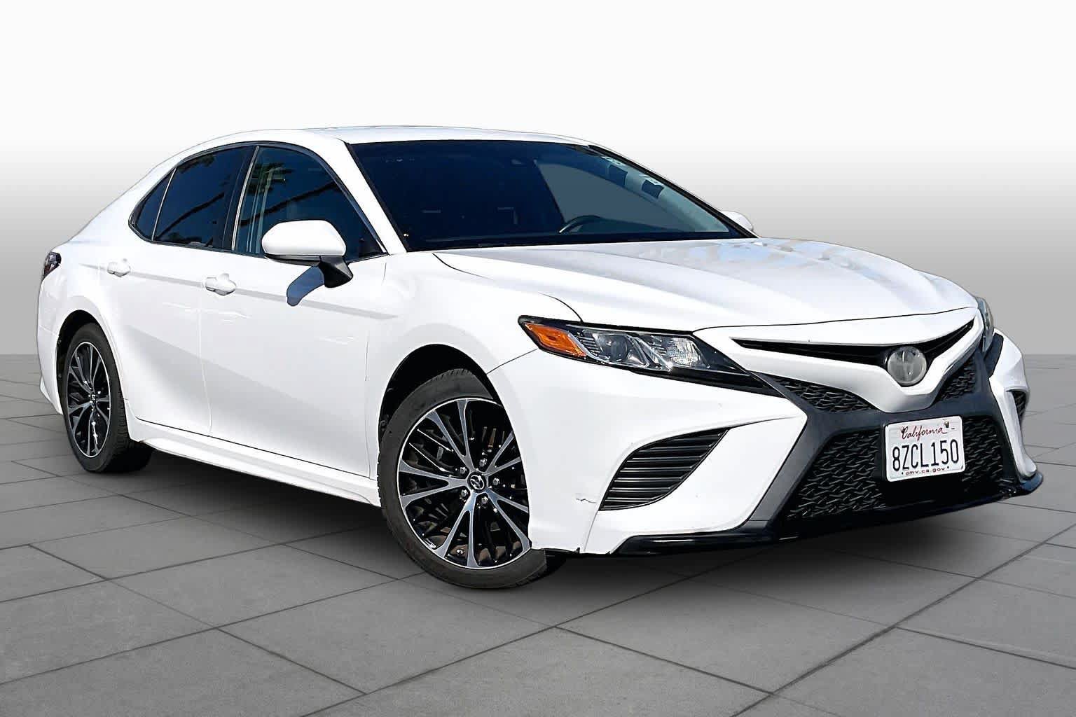 Used 2018 Toyota Camry SE FWD image 2