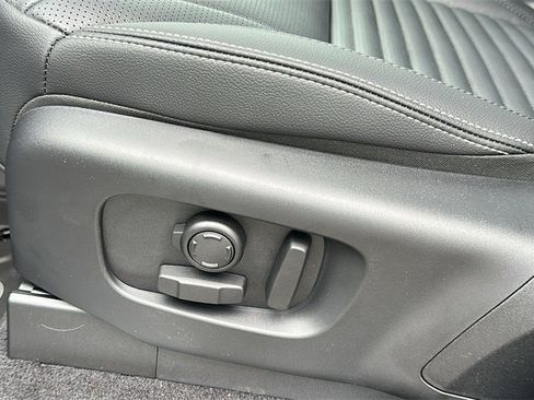 New 2025 Land Rover Discovery S image 12