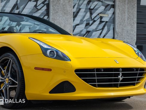 Used 2016 Ferrari California T RWD image 3