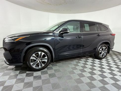 Used 2021 Toyota Highlander XLE AWD/4WD image 18