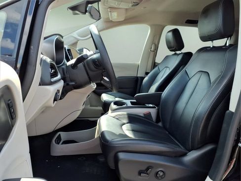 Used 2024 Chrysler Pacifica Limited FWD image 2