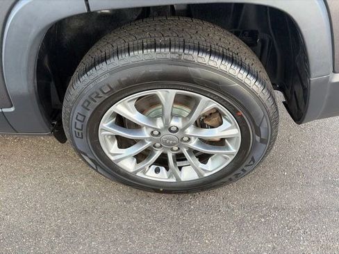 Used 2020 Jeep Cherokee Latitude Plus w/ Cold Weather Group AWD/4WD image 45