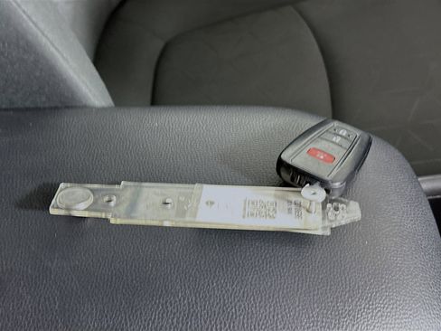 Used 2024 Toyota RAV4 XLE FWD image 33