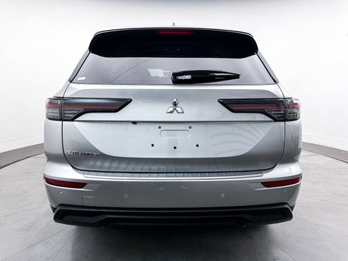 New 2025 Mitsubishi Outlander ES image 6