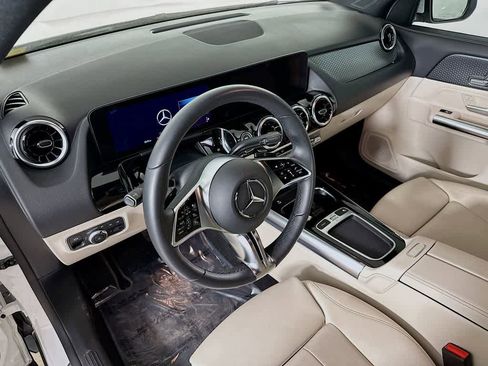 Used 2025 Mercedes-Benz GLA 250 4MATIC image 2