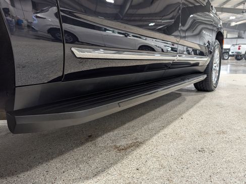 Used 2022 GMC Yukon XL SLT w/ SLT Luxury Package image 10