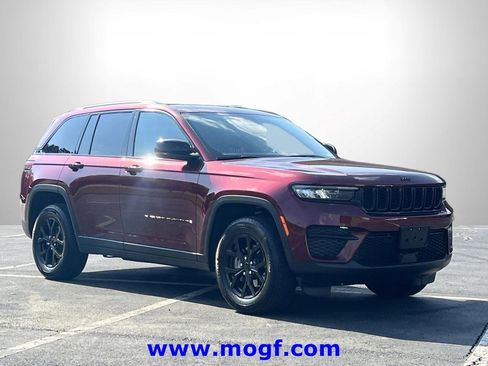 Used 2024 Jeep Grand Cherokee Altitude image 4