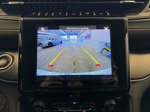 Used 2023 Jeep Grand Cherokee Laredo image 23