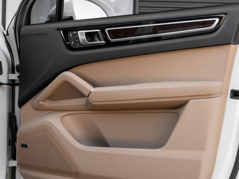 Certified 2023 Porsche Cayenne Platinum Edition AWD/4WD image 43