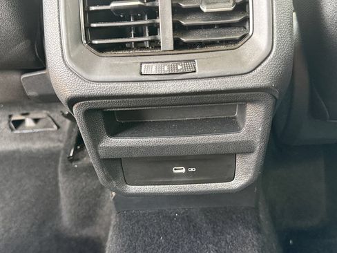 Used 2025 Volkswagen Taos SE AWD/4WD image 38