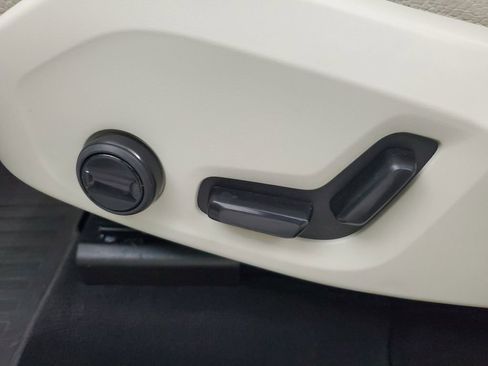 Certified 2023 Volvo XC60 B5 Plus w/ Climate Package FWD image 23