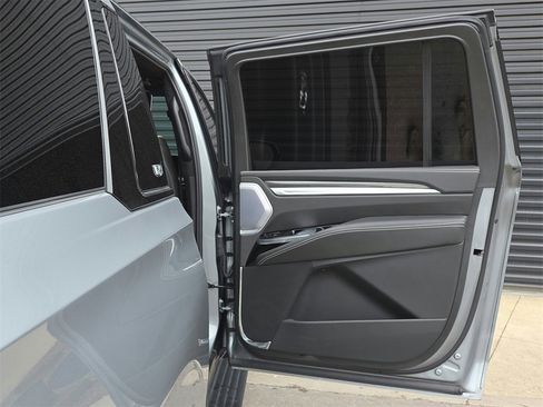 Used 2025 Cadillac Escalade ESV V image 24