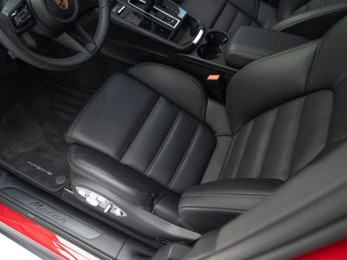 Certified 2025 Porsche Macan AWD/4WD image 16