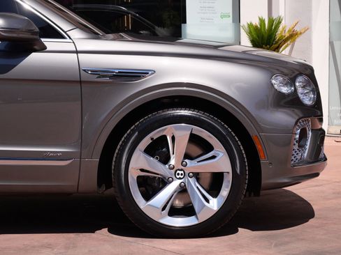 Used 2023 Bentley Bentayga Extended Wheelbase AWD/4WD image 6