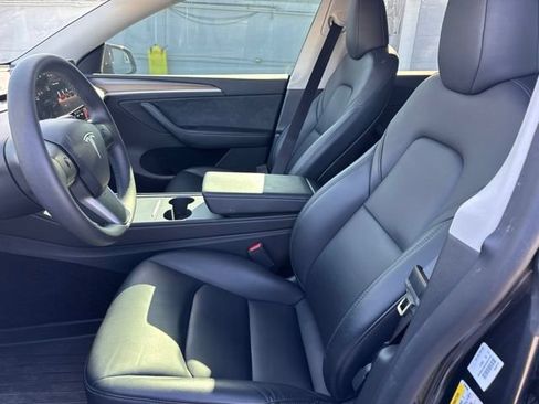 Used 2025 Tesla Model Y Long Range RWD image 9