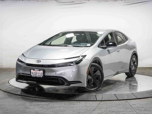 Used 2025 Toyota Prius LE FWD image 1
