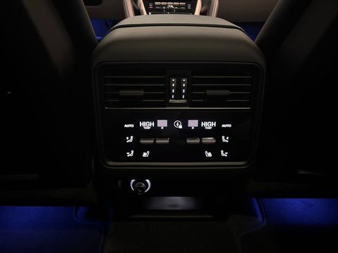Used 2025 Porsche Cayenne AWD/4WD image 29