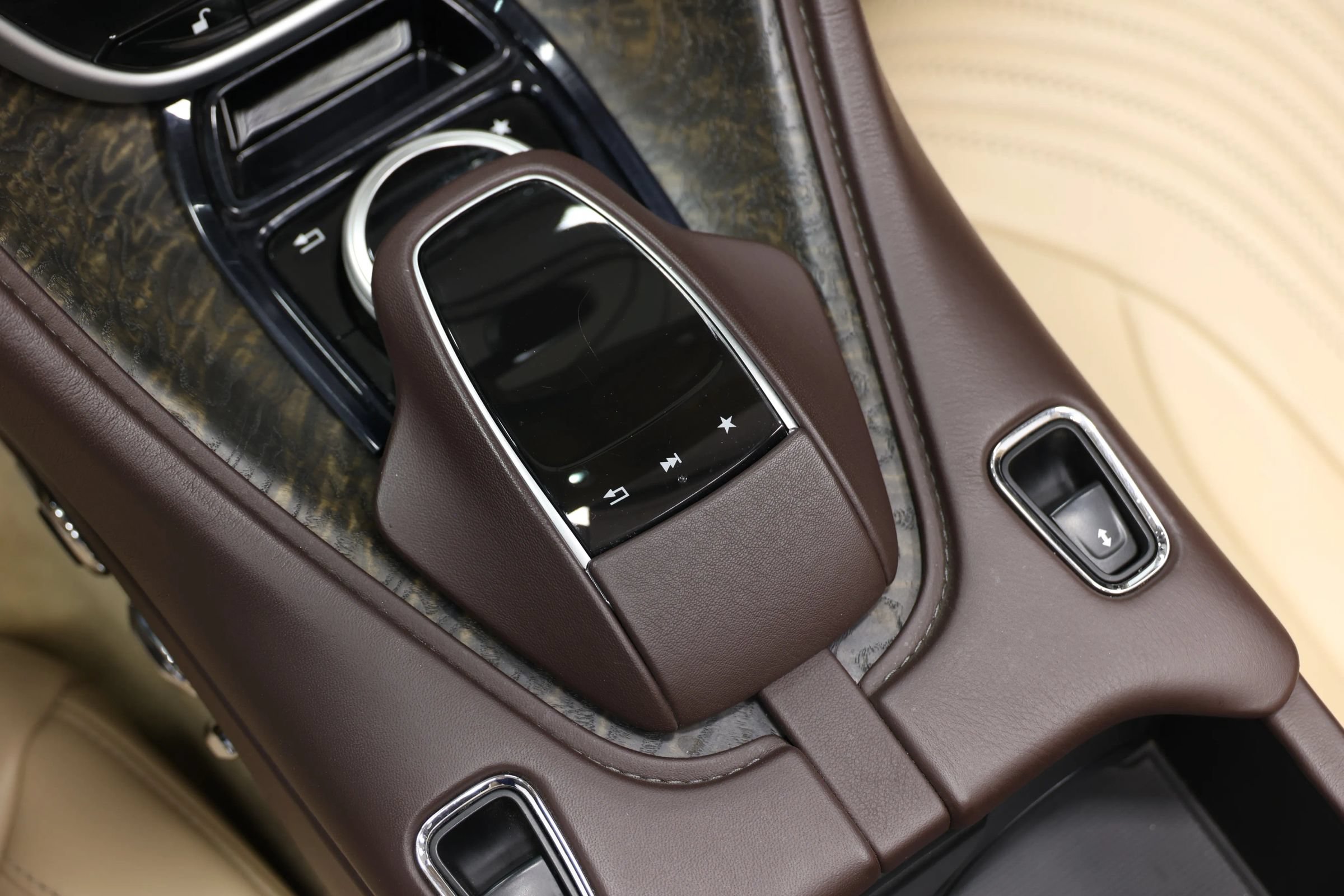 Used 2019 Aston Martin DB11 Volante RWD image 47