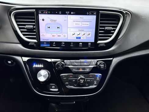 Used 2025 Chrysler Pacifica Select FWD image 13