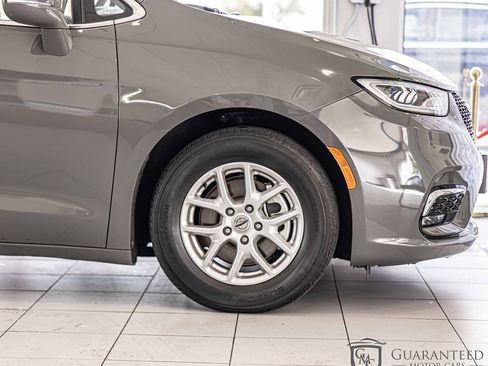 Used 2022 Chrysler Pacifica Touring-L image 12