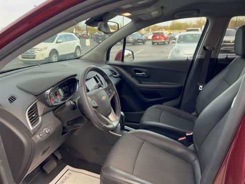 Used 2022 Chevrolet Trax LT w/ LT Convenience Package image 16