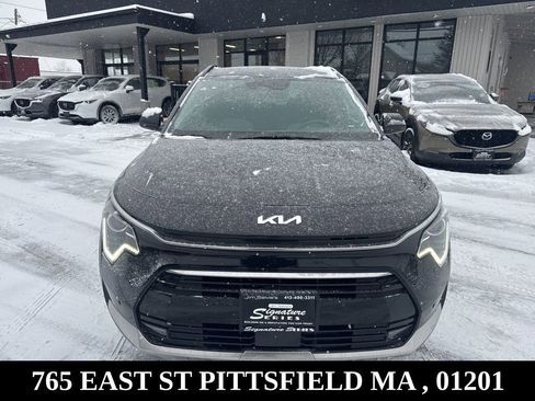 Used 2023 Kia Niro SX image 2