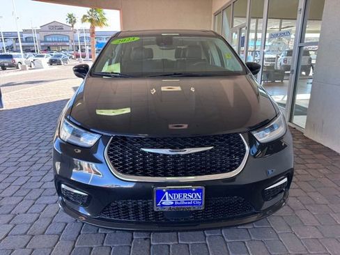 Used 2023 Chrysler Pacifica Touring-L FWD image 8