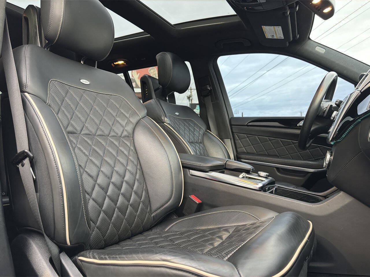 Used 2015 Mercedes-Benz GL 550 4MATIC w/ Driver Assistance Package image 23