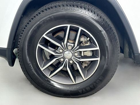 Used 2018 Jeep Grand Cherokee Limited image 38