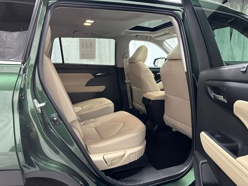 Used 2025 Toyota Highlander XLE image 57