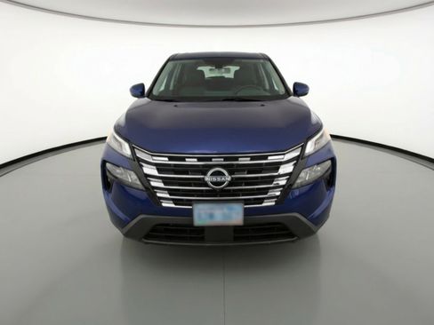 Used 2025 Nissan Rogue SV image 2