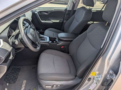 Used 2020 Toyota RAV4 XLE w/ Convenience Package FWD image 2