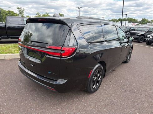 Certified 2024 Chrysler Pacifica Premium FWD image 3