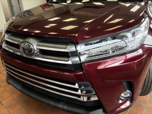 Used 2019 Toyota Highlander Limited FWD image 9
