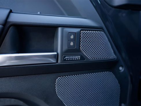 Used 2023 Land Rover Defender 110 V8 image 18