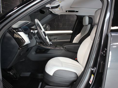 Used 2024 Land Rover Range Rover Sport Dynamic SE image 32