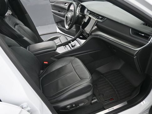 Used 2023 Jeep Grand Cherokee Overland image 17