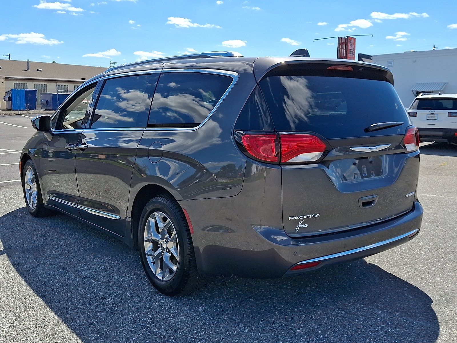 Used 2018 Chrysler Pacifica Limited FWD image 4
