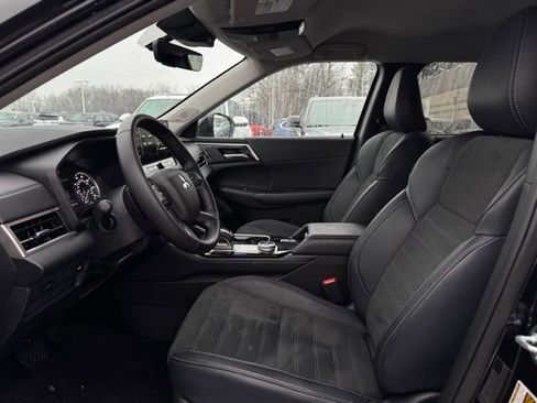 Used 2025 Mitsubishi Outlander SE image 17