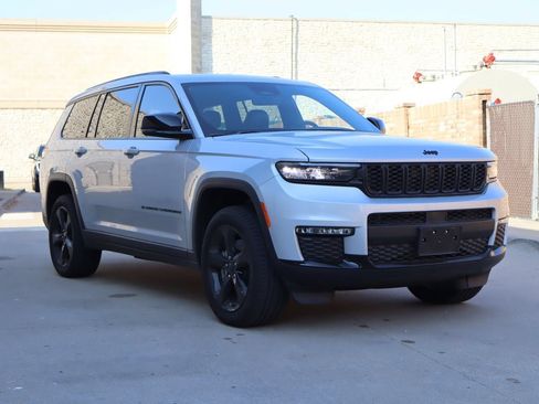 Used 2025 Jeep Grand Cherokee L Limited w/ Black Appearance Package AWD/4WD image 2