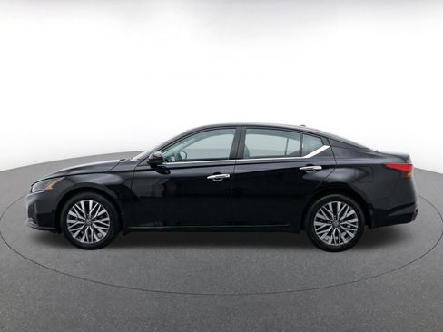 Used 2025 Nissan Altima 2.5 SV FWD image 4