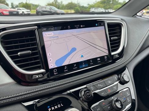 Used 2025 Chrysler Pacifica Limited FWD image 38
