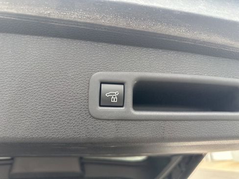 Used 2025 Toyota Sienna XLE FWD image 8