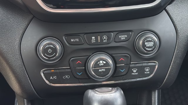Used 2022 Jeep Cherokee Limited AWD/4WD image 16