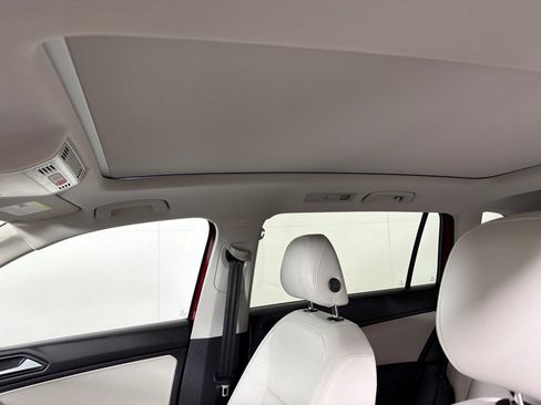 Used 2018 Volkswagen Tiguan SEL AWD/4WD image 14
