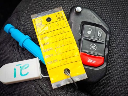 Certified 2022 Jeep Gladiator Willys image 38