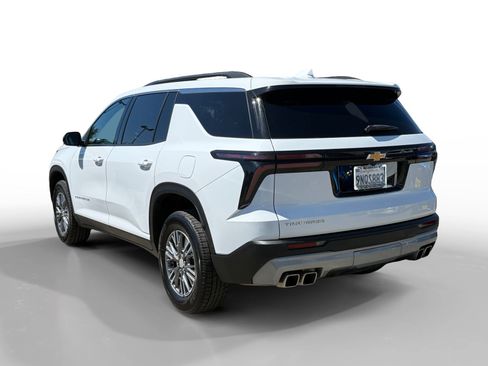 Used 2025 Chevrolet Traverse LT FWD image 3